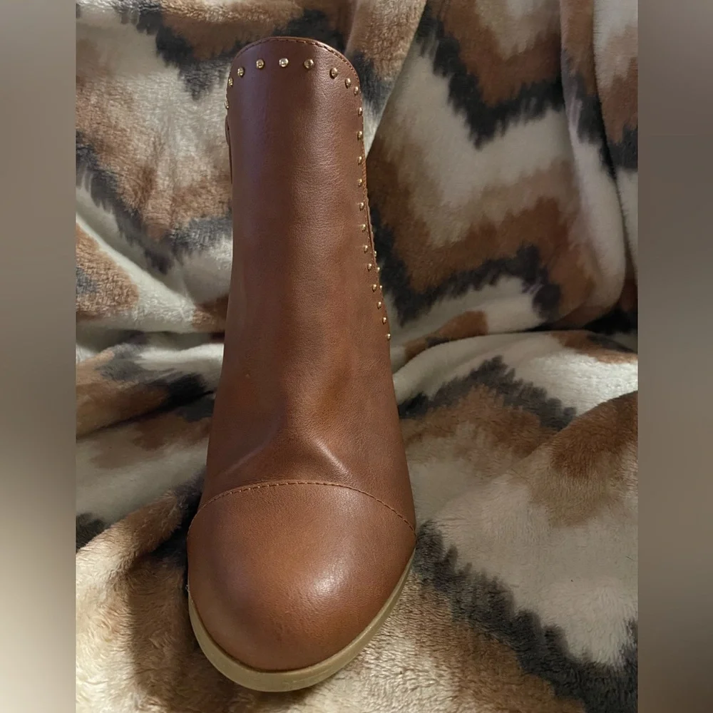 Lauren Conrad bootie. Zippers work great.